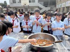 湖南宜章縣黃沙鎮(zhèn)：村小包餃子慶“六·一”