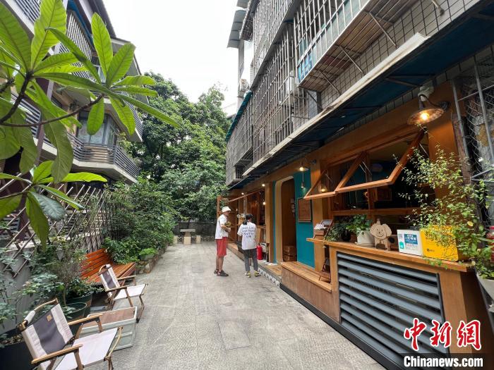 圖為開在居民樓里的臺式風味美食店鋪?！＄婌?攝