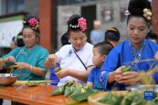 貴州臺江：社區(qū)搬遷群眾包粽子迎端午