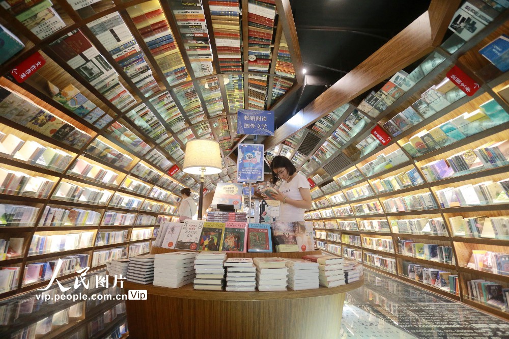6月22日，讀者在鐘書(shū)閣揚(yáng)州珍園店內(nèi)閱讀。