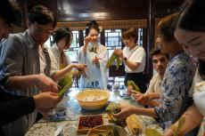 上海：留學(xué)生相聚朱家角古鎮(zhèn)過端午