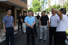 珠暉區(qū)領(lǐng)導(dǎo)調(diào)度中庫安置房建設(shè)及分房工作