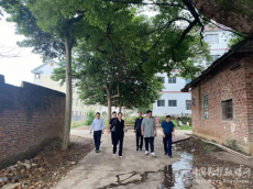 祁東縣歸陽鎮(zhèn)人大主席在鎮(zhèn)中學(xué)調(diào)度校園安全工作