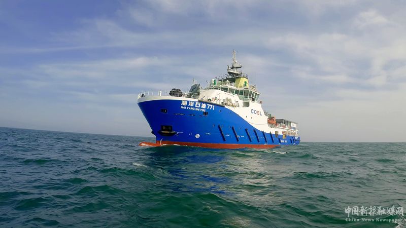 “海洋石油771”正在布放“海脈”。受訪者供圖