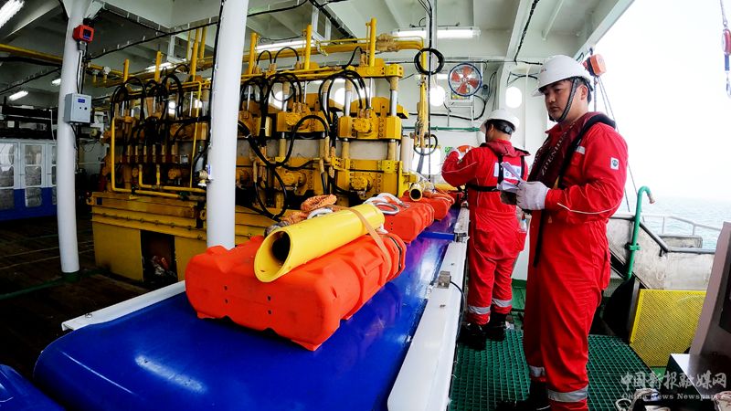 工作人員對“海脈”進(jìn)行下水前檢查。受訪者供圖