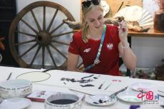 世界青年大運村內(nèi)“沉浸式”體驗中國傳統(tǒng)文化