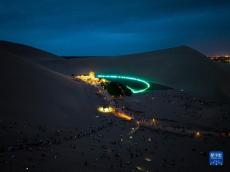 沙漠演唱會(huì)點(diǎn)亮月牙泉