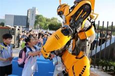 掇刀區(qū)軍馬場學校：智能機器人迎新生 科創(chuàng)教育成果豐碩