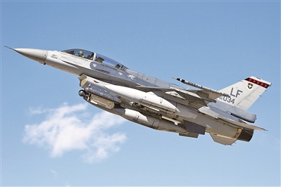 上圖：新加坡空軍F-16戰(zhàn)斗機。