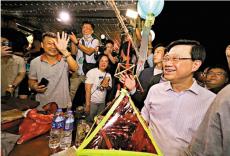 李家超逛夜市攤檔 “人有人氣，財有財氣”