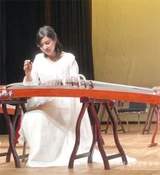 古箏演奏家謝琴霞作品國(guó)慶節(jié)期間在紐約時(shí)代廣場(chǎng)展播