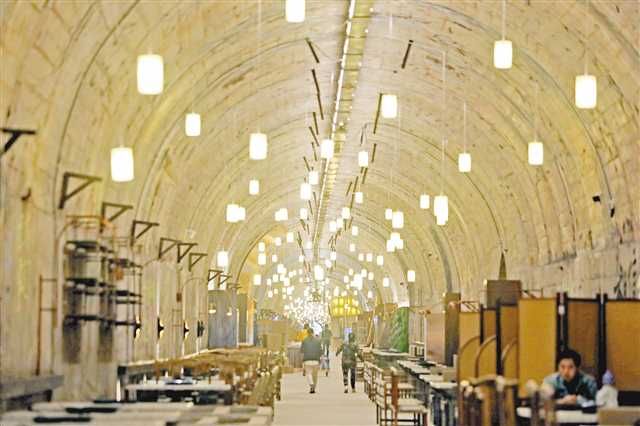 10月24日，在一個500余米長的洞子里，重慶最大的地下火鍋店已裝修完畢，即將開門迎客。本組圖片由記者羅斌攝/視覺重慶