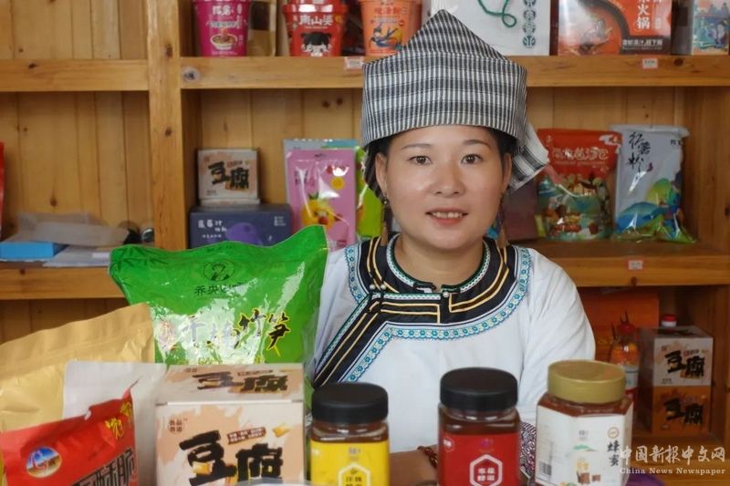 “新農(nóng)人”通過電商直播銷售特色農(nóng)產(chǎn)品。黔東南州融媒體中心供圖