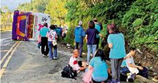 疑煞車(chē)失靈 宜蘭游覽車(chē)翻覆1死38傷