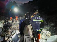 12名大學(xué)生爬野山被困 消防14小時(shí)成功營救