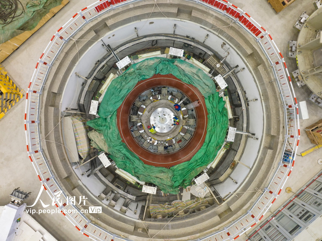 2023年12月11日，新疆維吾爾自治區(qū)昌吉回族自治州國家電網(wǎng)阜康抽水蓄能電站的地下廠房里，工作人員正在安裝3號機組設備。