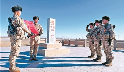 圖①：官兵們在界碑前宣誓。