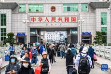 廣西東興口岸人員貨物通關兩旺