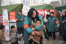 積石山安置點(diǎn)里的笑臉