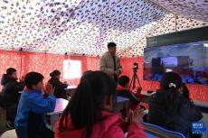 積石山6.2級(jí)地震丨臨時(shí)教學(xué)點(diǎn)的多彩課堂