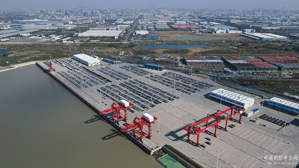 這是2022年10月11日拍攝的安徽合肥派河國際綜合物流園港區(qū)碼頭（無人機(jī)照片）。新華社記者 杜宇 攝