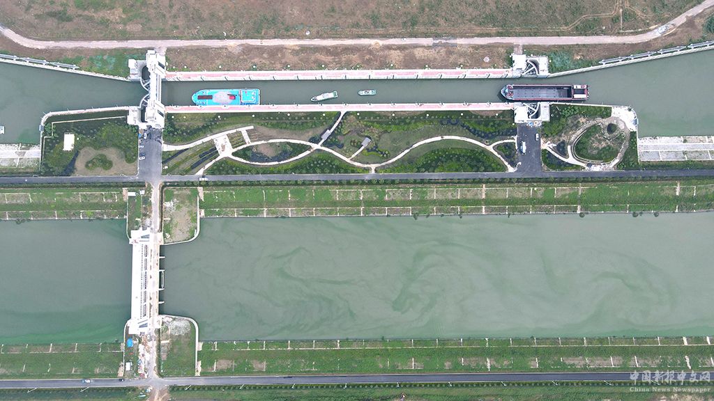 2023年8月16日，船只排隊(duì)等待通過引江濟(jì)淮工程派河口船閘（無人機(jī)照片）。新華社記者 黃博涵 攝