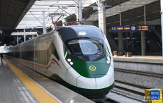 陜西上線運(yùn)行新型“復(fù)興號(hào)”列車