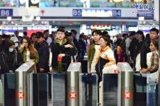 鐵路迎來春運節(jié)前售票高峰 累計發(fā)售春運車票6108萬張