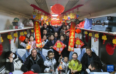 列車上的聯(lián)歡會 溫暖春運回家路