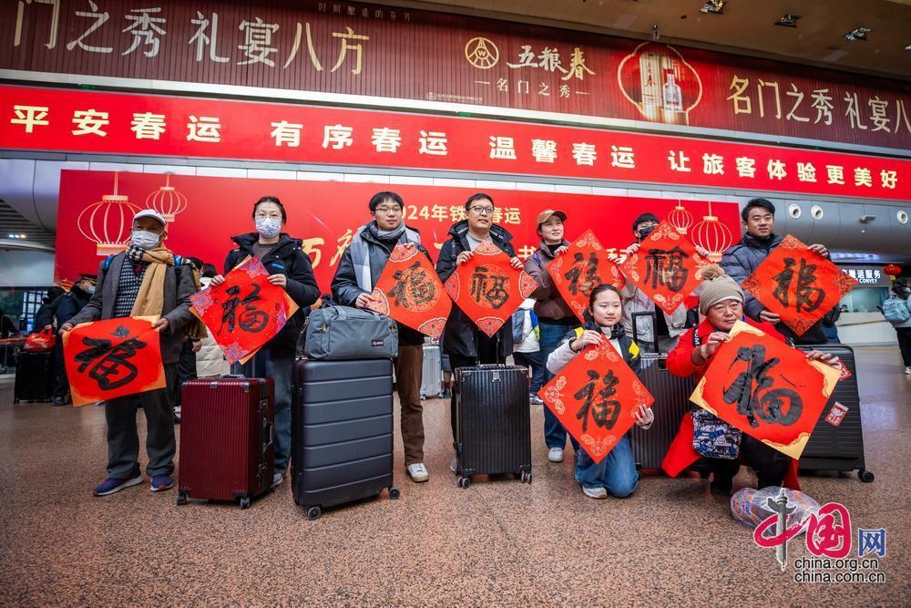 2024年春運今日正式啟動，自1月26日至3月5日，為期40天，全國鐵路預(yù)計發(fā)送旅客4.8億人次，日均1200萬人次，同比2023年春運增長37.9%。1月26日春運首日全國鐵路預(yù)計發(fā)送旅客1060萬人次。人們拎著大包小包，滿懷期待踏上回家團圓之旅。忙碌了整年，回家和家人的團聚是每一個奮斗者給自己最好的節(jié)日禮物。