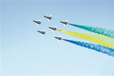 適應(yīng)性訓(xùn)練中空軍八一飛行表演隊(duì)殲-10表演機(jī)在空中拉出彩煙。王曉東攝