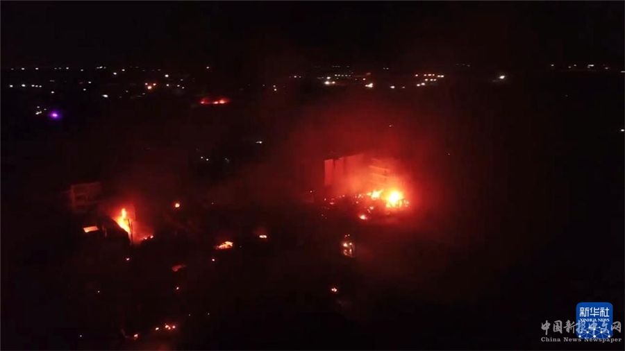 這張2月2日凌晨拍攝的無(wú)人機(jī)視頻截圖顯示的是位于肯尼亞內(nèi)羅畢的事故現(xiàn)場(chǎng)。
