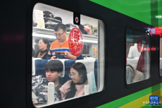 跨越南北列車上的小年