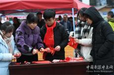 師生齊上陣 剪紙迎新春