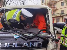 藍山公安交警緊急救援被困司機