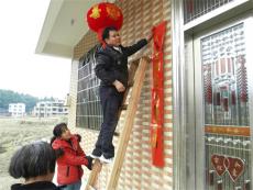 貼春聯、掛燈籠，喜迎新年（圖片新聞）