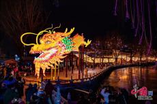 【新春走基層】“蛟龍”迎新春 巨型龍燈點(diǎn)亮什剎海