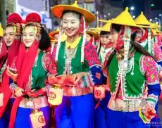 千名惠女靚龍年 游燈踩街慶元宵