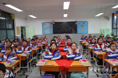 荊門市軍馬場學校:?用思政課支點撬動師生愛國情