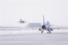 空軍航空兵某旅組織跨晝夜飛行訓練