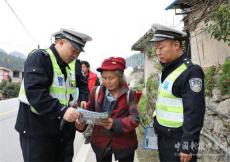 春耕時節(jié)正農(nóng)忙 交警為民來護航