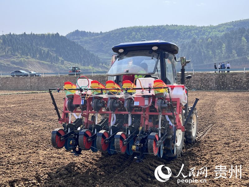 農(nóng)機(jī)作業(yè)助春耕。人民網(wǎng) 陳潔泉攝
