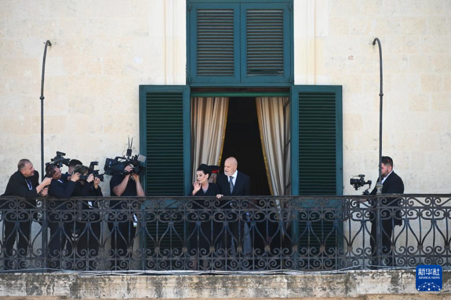 4月4日，在馬耳他首都瓦萊塔，馬耳他新任總統(tǒng)米麗婭姆·斯皮泰里·德博諾（中左）和她的丈夫在總統(tǒng)府的陽臺上向人群揮手。新華社發(fā)（喬納森·博格 攝）
