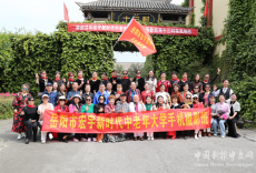 岳陽(yáng)百名中老年學(xué)員走進(jìn)臨湘“桃花源”