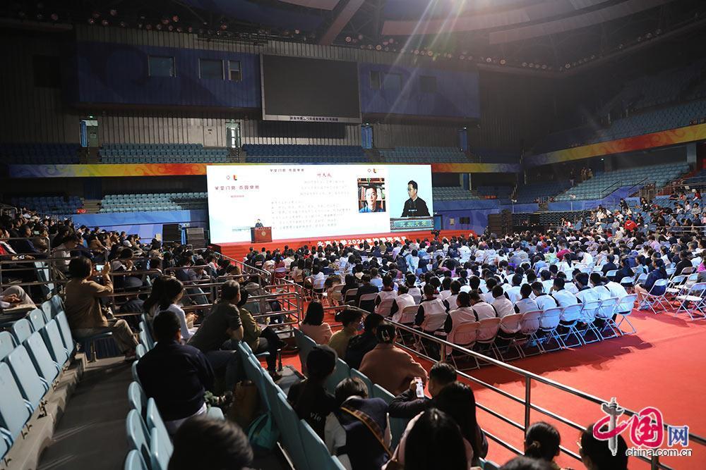 北大本科招生咨詢會(huì)在邱德拔體育館進(jìn)行。中國(guó)網(wǎng) 趙娜攝影