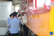 河北唐山：新能源改造機車跑出“綠色”賽道