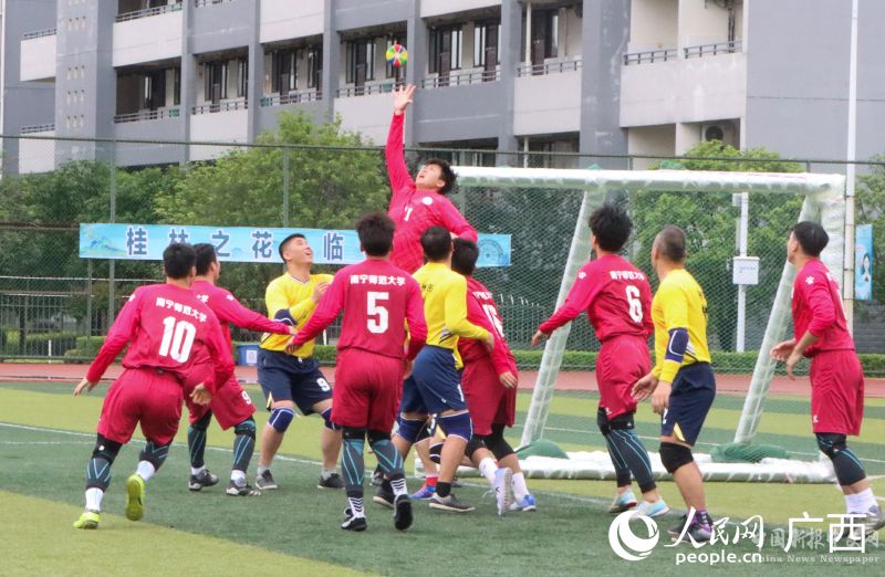 搶花炮比賽。人民網(wǎng)記者 覃心攝