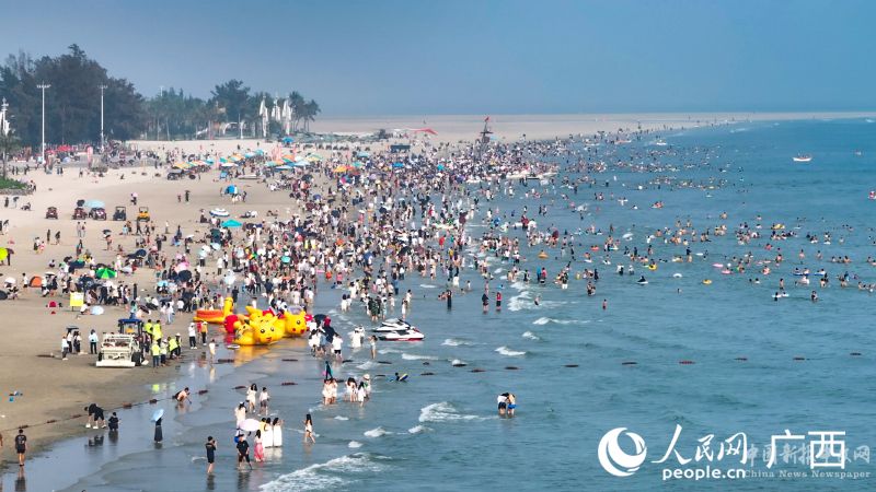 “三月三”期間，北海銀灘迎來大批游客。人民網(wǎng) 雷琦竣攝