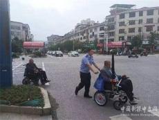 殘疾老人車熄火 交警暖心助解困