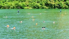 安徽廬江：游泳健兒“五一”向勞動(dòng)者致敬?